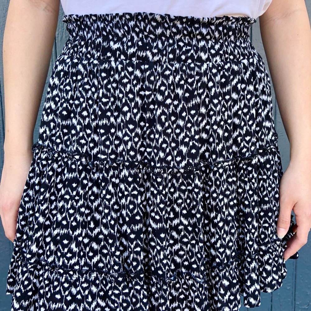 NWT Ruffle Pattern Skirt / Black and White Skirt